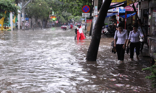 Người[-]Sài[-]Gòn[-]lại[-]“bơi”[-]về[-]nhà[-]sau[-]cơn[-]mưa[-]chiều